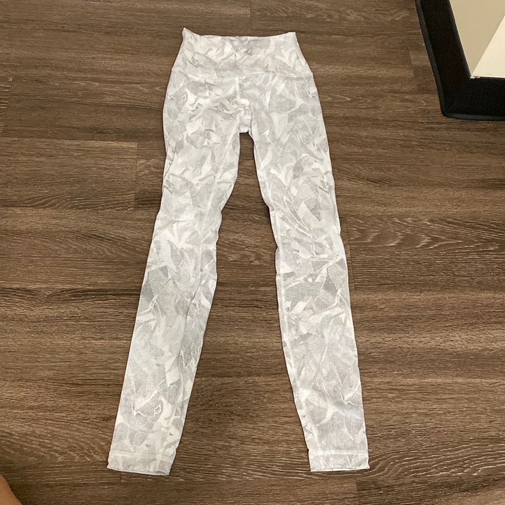 Lululemon Wunder Under High-Rise 28” Jasmine White Multi Leggings.